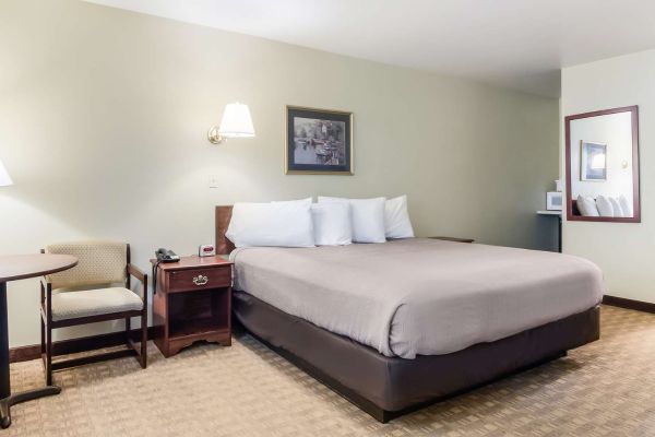 GUESTHOUSE INN & SUITES MONTESANO (Montesano)